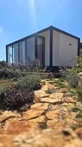 een zwart huis bovenop een veld bij Goshen in ‘Isfiyā