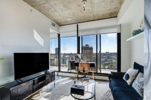 Una sala de estar con un sofá azul y una ventana grande. en GLOBALSTAY Downtown Calgary Apartments, en Calgary