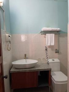 un bagno con lavandino e WC di Pickyard Guest House a Phumĭ Prêk Chrey