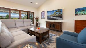 Posezení v ubytování ISLAND SEABATICAL Restful 3BR Ainamalu Home with Private Pool