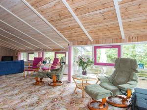 ein Wohnzimmer mit Stühlen und einem Tisch in der Unterkunft 8 person holiday home in Glesborg in Fjellerup + 25 Fotos