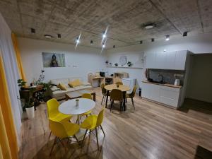 Kuchyň nebo kuchyňský kout v ubytování BIRD HOUSE