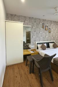 une chambre avec un grand lit et une table dans l'établissement Hotel Seasons, à Jāmb