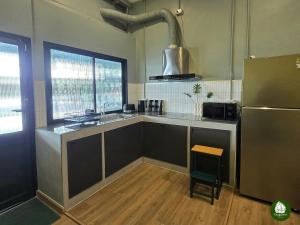 Η κουζίνα ή μικρή κουζίνα στο Obahomu Vacation House for 4-8 pax, 5 min walk to Icon Siam