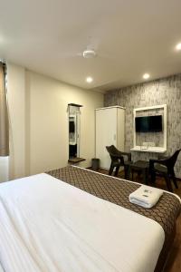 une chambre d'hôtel avec un lit, un bureau et un ordinateur dans l'établissement Hotel Seasons, à Jāmb