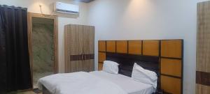 Postel nebo postele na pokoji v ubytování HOTEL O RAMESHWARAM AND BANQUET HALL