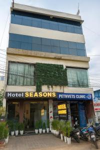 un bâtiment avec une enseigne hôtelière devant. dans l'établissement Hotel Seasons, à Jāmb 47 autres photos