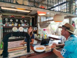 Thursday IslandにあるRoko Islandの男女