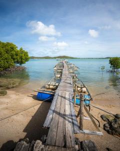 Thursday IslandにあるRoko Islandの水上の桟橋に停泊する船列
