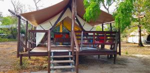 Thursday IslandにあるRoko Islandのはしご付きのテント内のベッド +4枚の写真