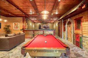 ein Wohnzimmer mit einem Billardtisch darin in der Unterkunft Castle On Black Mountain breathtaking panoramic views and outdoor entertainment in Cave Creek