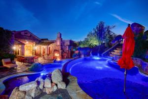 ein Swimmingpool in einem Hof mit einem Haus in der Unterkunft Castle On Black Mountain breathtaking panoramic views and outdoor entertainment in Cave Creek