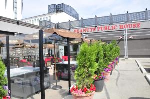 un restaurante con macetas frente a un edificio en Carriage House Hotel and Conference Centre, en Calgary
