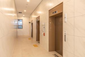 een hal in een gebouw met een rij liften bij Richeville Signature Hotel and Residence in Puwŏl-li