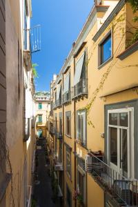 ナポリにあるB&B Starbienの黄色い建物のある街路