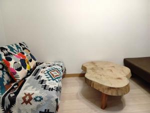 福岡市にあるKT-HouSe FUKUOKA セミダブルのリビングルーム(ソファ、木製のスツール付)
