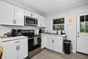 Kuchyň nebo kuchyňský kout v ubytování 10 Min to Downtown - Desk - Fenced Yard - Wi-Fi