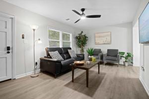 Posezení v ubytování 10 Min to Downtown - Desk - Fenced Yard - Wi-Fi