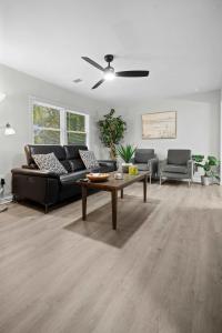 Posezení v ubytování 10 Min to Downtown - Desk - Fenced Yard - Wi-Fi + 30 fotografií