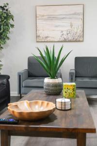 Posezení v ubytování 10 Min to Downtown - Desk - Fenced Yard - Wi-Fi