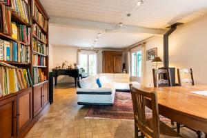 Posezení v ubytování Maison En Bord De Rivière