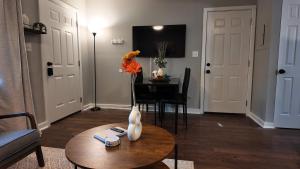 Fotografie z fotogalerie ubytování 5 Min to Downtown - 7 to Duke - Washer and Dryer v destinaci Durham