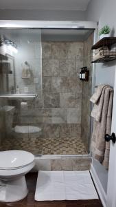 Koupelna v ubytování 5 Min to Downtown - 7 to Duke - Washer and Dryer