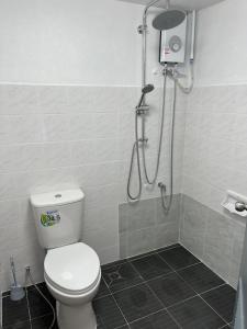 Ένα μπάνιο στο Rayong Condo Chain Phe