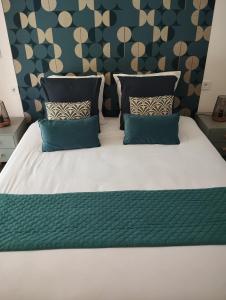 Ένα ή περισσότερα κρεβάτια σε δωμάτιο στο Le Mas Victoria - Chambres d'hôtes avec table d'hôtes-Parking privé ferme