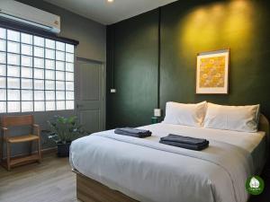 Ένα ή περισσότερα κρεβάτια σε δωμάτιο στο Obahomu Vacation House for 4-8 pax, 5 min walk to Icon Siam