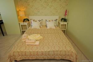 ヴォルゴグラードにあるSpa Apartments Marshala Zhukovaのベッドルーム1室(毛布、椅子付)
