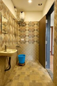 une salle de bain avec lavabo et douche dans l'établissement Hotel Seasons, à Jāmb