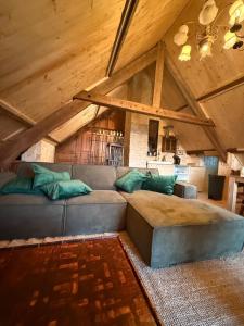 Ένα ή περισσότερα κρεβάτια σε δωμάτιο στο Alpaca Kot by tinykot