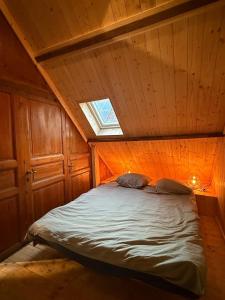 Ένα ή περισσότερα κρεβάτια σε δωμάτιο στο Alpaca Kot by tinykot