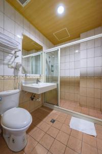 Gukengにあるユンリン グーケン ダーフー ヴィラ B ＆ B のトイレと洗面台のあるバスルーム