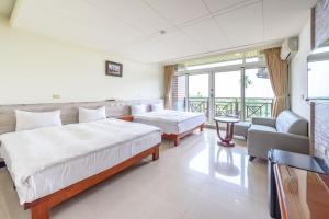 Gukengにあるユンリン グーケン ダーフー ヴィラ B ＆ B のベッド2台とソファがあるホテルの部屋 +54枚の写真