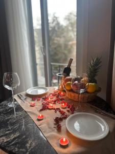 ein Tisch mit Weingläsern, Obst und Lichtern darauf in der Unterkunft Navoris Hotel in Istanbul