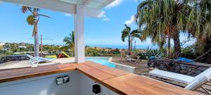 Bazén v ubytování LA PALMERAIE - Locations de Villas et Appartements nebo v jeho okolí