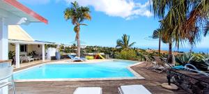 Bazén v ubytování LA PALMERAIE - Locations de Villas et Appartements nebo v jeho okolí