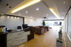 TV a/nebo společenská místnost v ubytování Sai Manyata Inn, Manyata Tech Park