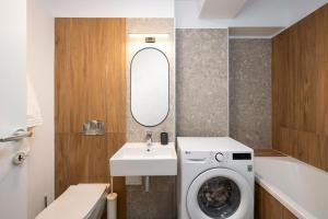 ONYX 57 - Elegant City Apartment in Bucharest في بوخارست: حمام مع غسالة ومغسلة +9 صور