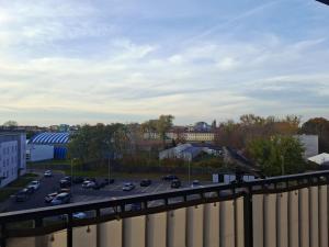 vista su un parcheggio in città di Apartament Ami a Płock