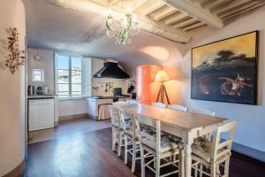 a kitchen with a dining room table and chairs at Il Mazzocchio - Lucca Centro in Lucca