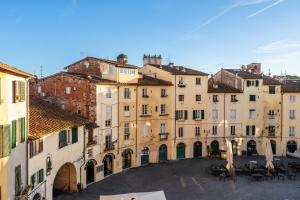 a view of a group of buildings in a city at Il Mazzocchio - Lucca Centro in Lucca