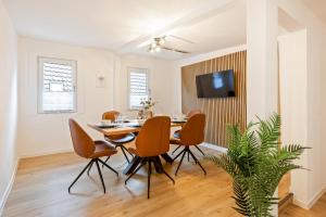 a dining room with a table and chairs at CharmÖHR Homes in Öhringen