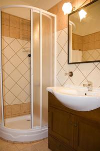 A bathroom at Stalakton Country Maisonettes