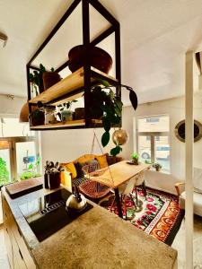 een woonkamer met een tafel en een eetkamer bij Charming in the center of Hamar in Hamar