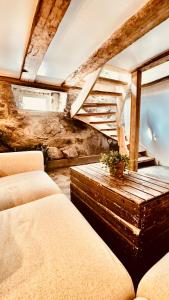 een kamer met 2 bedden en een houten tafel bij Charming in the center of Hamar in Hamar