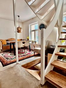 een woonkamer met een trap en een eetkamer bij Charming in the center of Hamar in Hamar +13 foto's