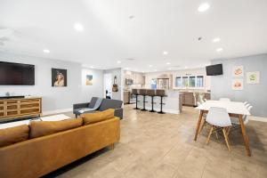 TV a/nebo společenská místnost v ubytování Biltmore Highlands by Porter Luxury Home wPrivate Pool and Mountain Views